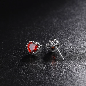 Orecchini a cuore in argento S925 con zircone rosso e dettagli floreali vintage