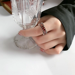 Bague en argent S925 ornée de grenats taille marquise rouges dans un serti vintage