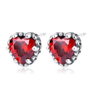 Orecchini a perno in argento sterling 925 con zircone rosso a cuore e incastonatura a griffe