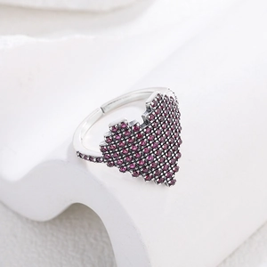 Ring im Pixel-Art-Herzdesign mit lila Steinen und verstellbarer Silberfassung