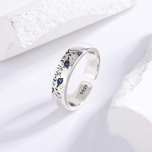Vintage S925 sterling silver leopard eye open ring with blue stones on a minimalist stand