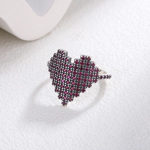Minimalistischer S925 Silberring mit Pixel-Herz und rosa Zirkon in der 45-Grad-Ansicht