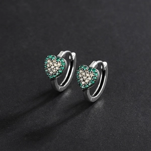 Boucles d'oreilles cœur en argent S925 serties de pierres vertes avec finition raffinée