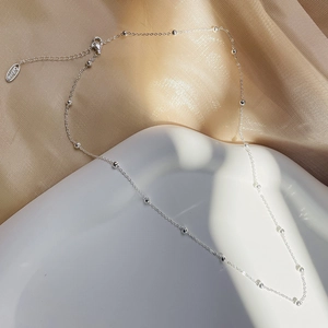 Collier station en argent sterling s925 avec perles polies sur un fond en soie élégant