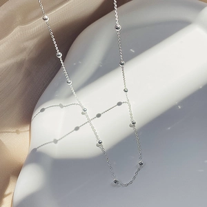 Collier élégant en argent sterling S925 avec petites billes sur fond de soie douce