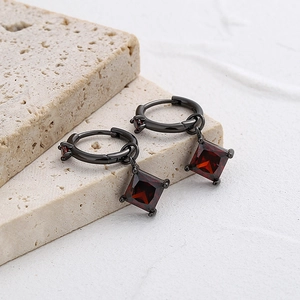 Boucles d'oreilles pendantes en métal noir avec pierre rouge carrée et design gothique