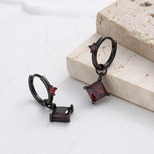 Boucles d'oreilles créoles noires gothiques avec pendentif cristal rouge carré chic