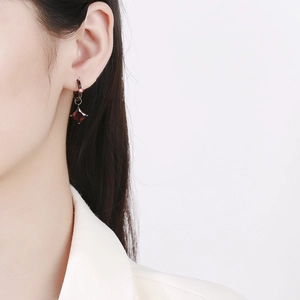 Boucles d'oreilles gothiques noir et or avec pendentif carré en pierre rouge