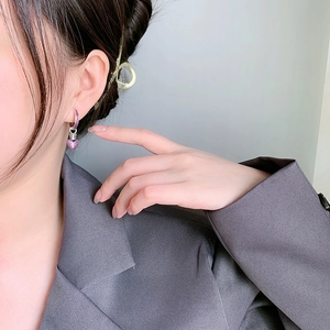 Boucles d'oreilles cœur argent S925 vintage avec zircon rose pavé et couronne sur modèle