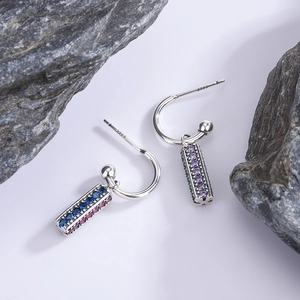 Orecchini pendenti in argento 925 con zirconi colorati sfumati dal design elegante