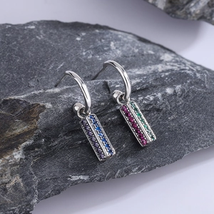 Orecchini a barra colorata in argento 925 con gemme asimmetriche micro-incastonate