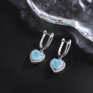Élégantes boucles d'oreilles cœur en pierre bleue avec anneaux argentés et pavé scintillant