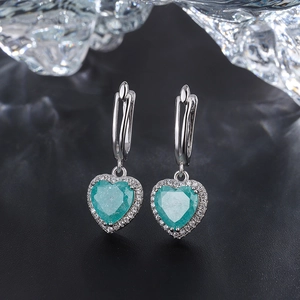 Boucles d'oreilles cœur en argent avec pierre vert marin et halo de cristaux brillants