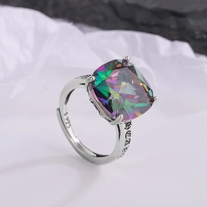 Ring aus S925 Sterlingsilber mit großem Regenbogen-Zirkon und gotischer Herz-Gravur