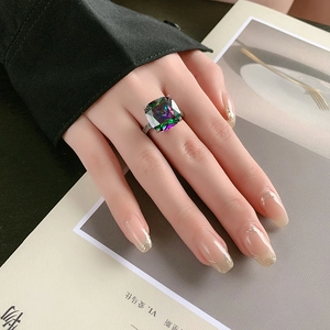 S925 Silberring mit großem Regenbogen-Zirkon im Smaragdschliff und Vintage-Mustern