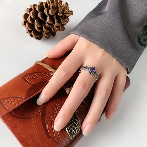 Retro 925er Silberring mit herzförmigem lila Edelstein und Vintage Kronen-Design