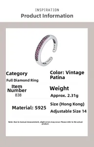 Détail d'une bague en argent S925 avec zircons violets sertis en micro-pavage