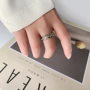 Elegant s925 silver wavy ring with pavé zircons worn on hand for a trendy minimalist look