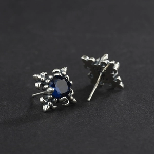 925 silver retro studs featuring deep blue sapphire stones and vintage floral engravings