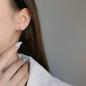 S925 Sterling Silber Herz des Ozeans Ohrringe mit blauem Zirkon an weiblichem Model