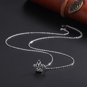 S925 Silber Kronen Anhänger Halskette mit schwarzen Zirkonia auf dunklem Hintergrund