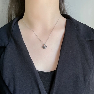 S925 Sterlingsilber Krone Anhänger Halskette für Damen und Herren auf schwarzem Sakko