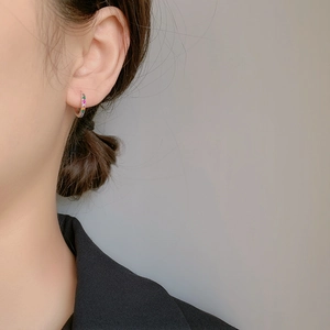 Créoles arc-en-ciel en argent 925 avec zircons colorés portées par un mannequin femme