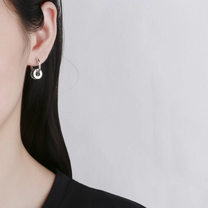 S925 sterling silver hoop earrings featuring interlocking rings with green zircon stones