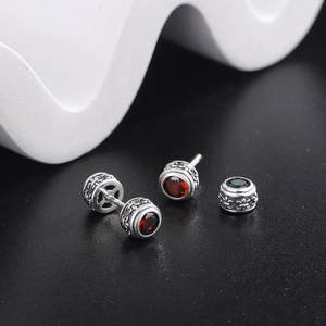 Clous d'oreilles vintage en argent 925 avec zircons rouges et verts sertis