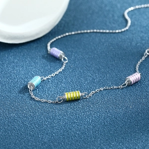 Collier en argent S925 avec chaîne torsadée et perles cylindriques en émail pastel