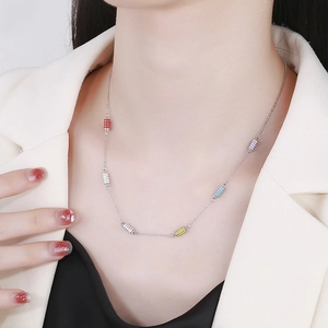 Collier en argent S925 avec pendentifs en émail coloré porté par un mannequin