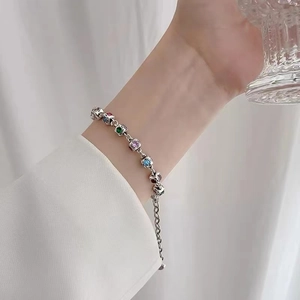 Detailansicht des S925 Silberarmbandes mit Vintage-Ringen und bunten Zirkonia-Steinen