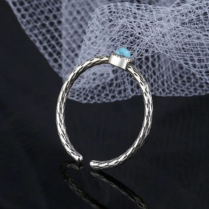 Makroaufnahme von S925 Silber Türkis Ring mit Hammerschlag-Textur auf schwarzem Grund