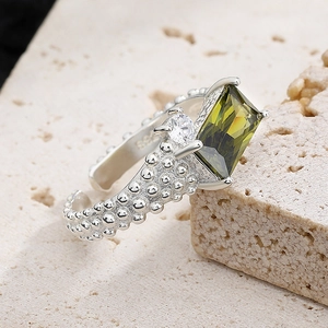 Bague en argent sterling S925 avec zircon vert émeraude et texture perlée raffinée