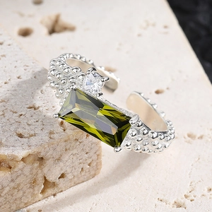 Bague en argent S925 avec zircon cubique vert olive et texture perlée, taille réglable