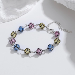Bracelet argenté étincelant avec zircons colorés et fermoir mousqueton réglable