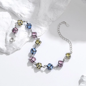Bracelet élégant avec perles en verre zircon coloré et fermoir en argent S925 brillant