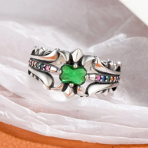 S925 silver gothic ring featuring a green emerald centerpiece and fleur-de-lis engravings