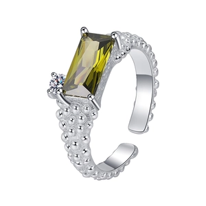 Bague en argent S925 avec zircon vert olive rectangulaire et texture perlée