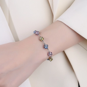 Bracelet élégant en argent avec pierres en zircon colorées et perles de verre bleues