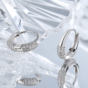 Boucles d'oreilles ovales minimalistes en argent S925 avec pavé de zircons blancs