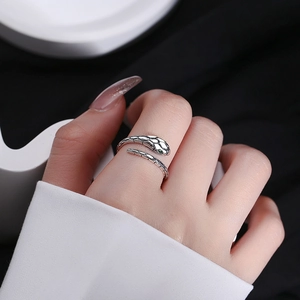 Retro 925 silver snake ring with green stone eyes and textured scales in open design