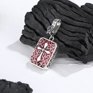 S925 Sterling Silber Böhmischer Kreuzanhänger mit roter Emaille und Luck-Gravur auf Öse
