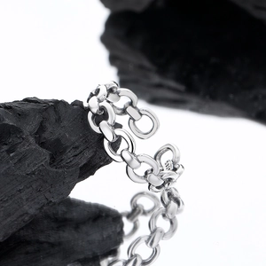 S925 sterling silver chain link open ring displayed on black charcoal with white mirror