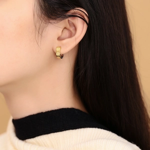 Elegant gold clover U-shaped hoop earrings with screw pattern for women's jewelry