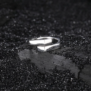 Minimalist S925 sterling silver geometric open ring with polished rhombic surface