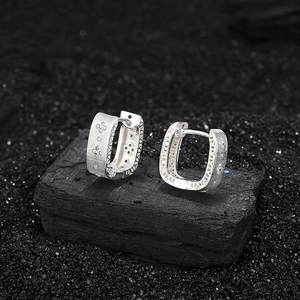 S925 sterling silver U-shaped earrings with brushed texture and floral relief on black stone
