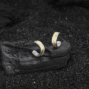 Pendientes en C de plata S925 bicolor con relieve dorado sobre piedras de carbón oscuro
