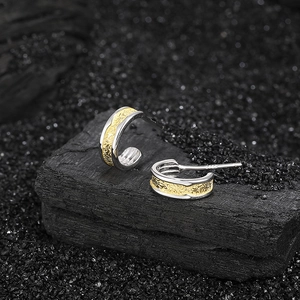 Pendientes de plata de ley S925 con textura bicolor dorada y diseño geométrico moderno