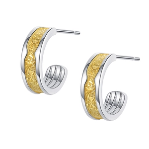Pendientes minimalistas de plata s925 y oro con grabado geométrico y diseño en forma de C